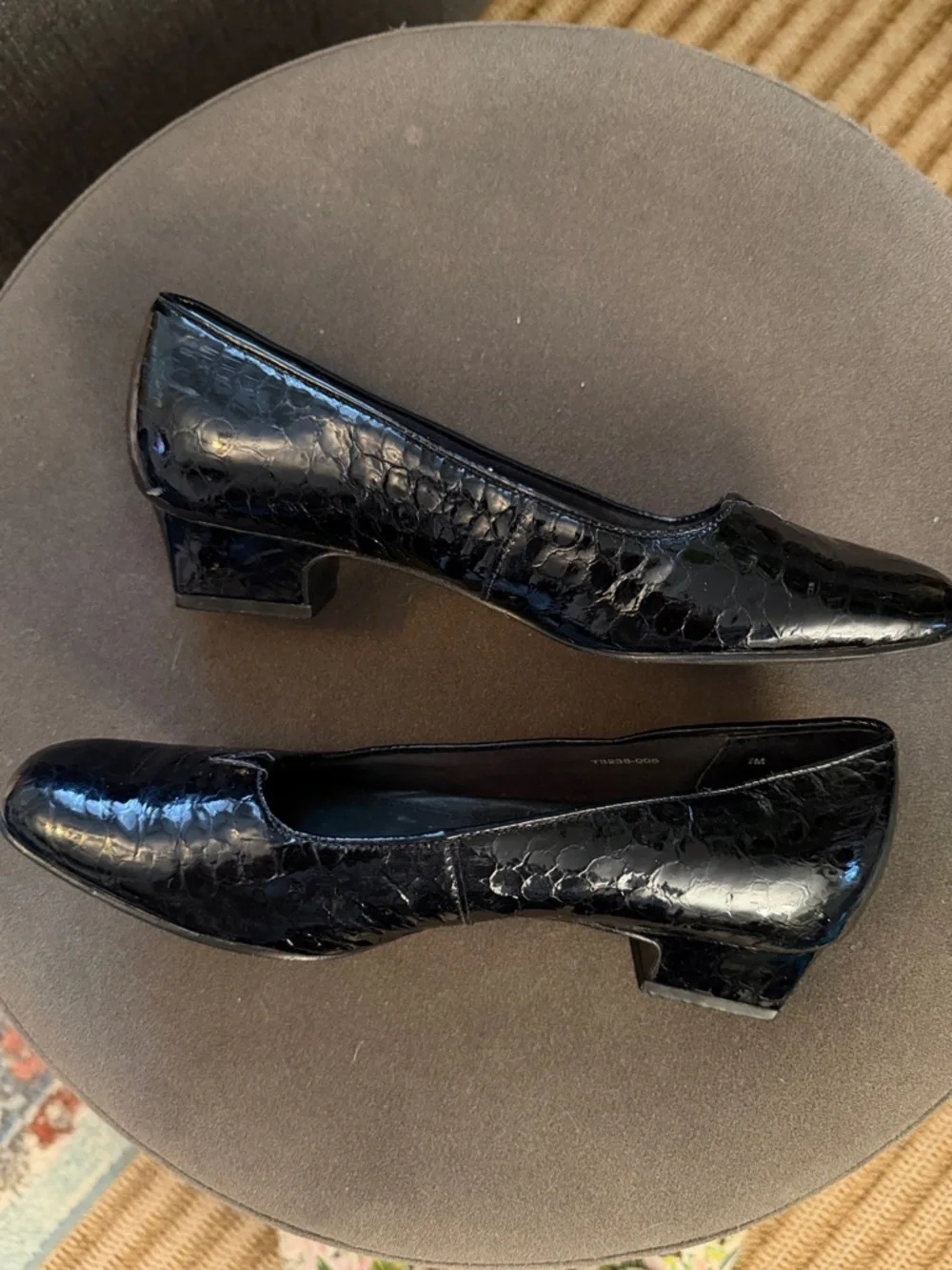 Trotters Doris Black Crocodile Embossed Patent Leather Womens 7M Low Block Heel